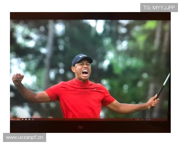 泰格伍兹穿西装走超市，旁边阿姨还以为他是保安？